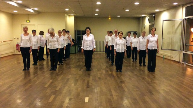 Une Petite Valse - Sylvie Duquenne - Line Dance - 24 comptes - 2 murs - Débutants