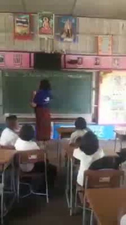 کلاس میں ٹیچر کی پینٹ اْتر گئ