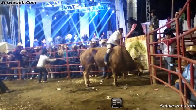 SUPER JARIPEO EXTREMO EN RANCHO SANTA MONICA EN SAN MIGUEL XICALCO MEXICO LOS JINETES VALIENTES MONTAN A LOS TOROS MAS SALVAJES NOVIEMBRE 2015