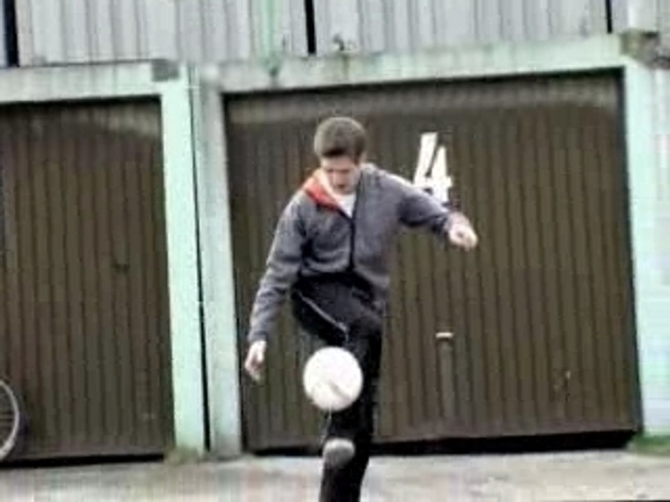 Der-ball-muss-ins-tor