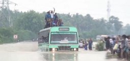Yolcu dolu otobüs sel sularına kapıldı
