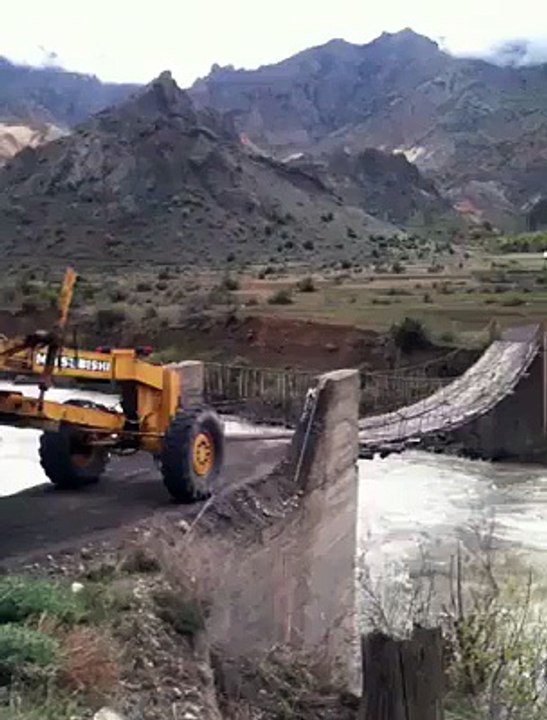 Amazing driver crossing the bridge, amazing people of the world, luckey people of the world , pathan talent, amazing pathan, pashto funny video clips, tapay tang takor, pashto dance(1)
