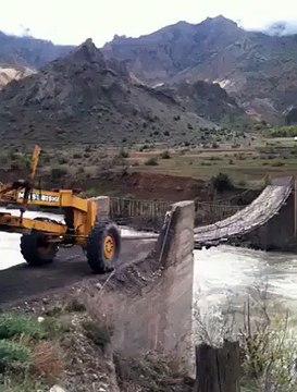 Amazing driver crossing the bridge, amazing people of the world, luckey people of the world , pathan talent, amazing pathan, pashto funny video clips, tapay tang takor, pashto dance(1)