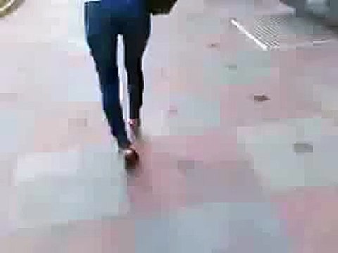 Девушки вот как нужно ходить на каблуках!!!xa-xa!!!