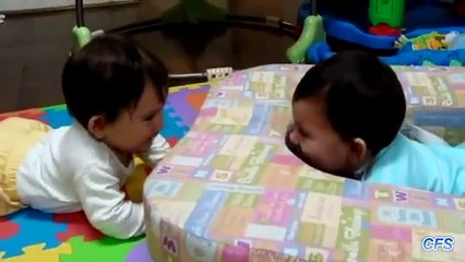 El juego de las escondidas. Divertidos Mellizos jugar a las escondidas