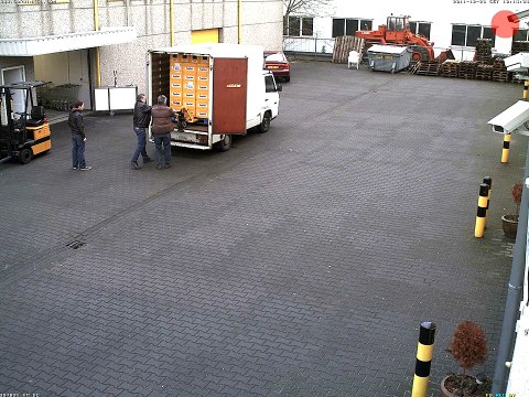 Des abrutis déchargent des bières d'un camion