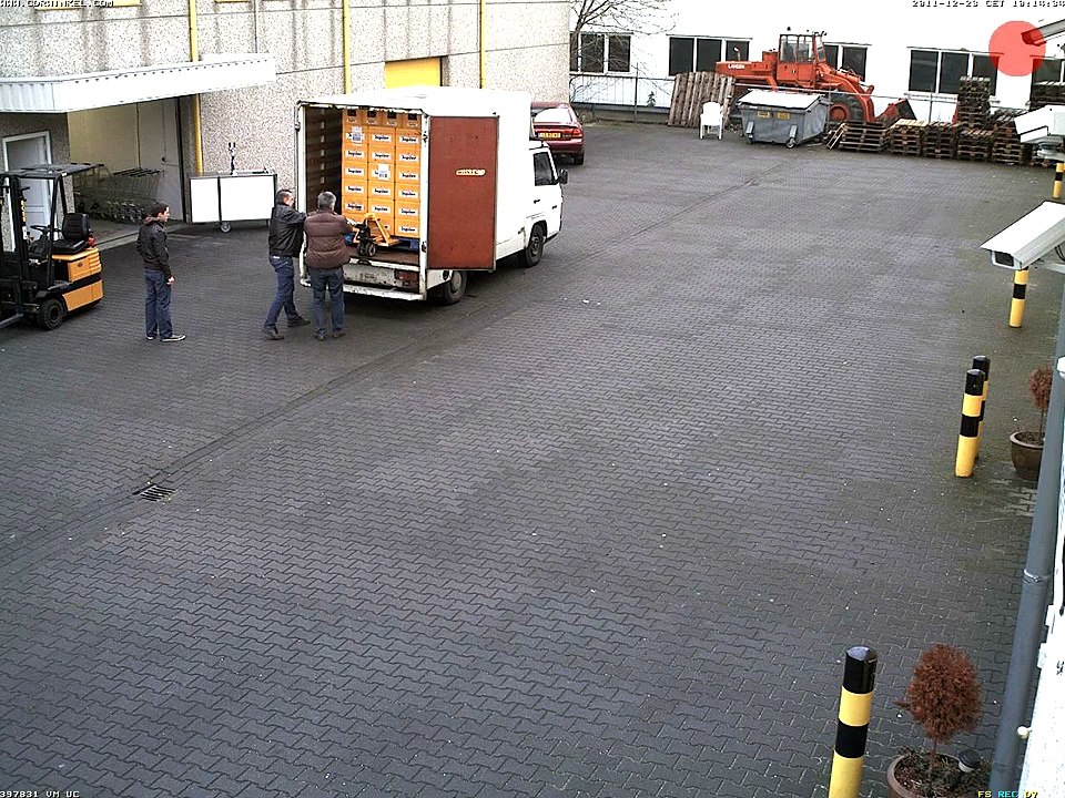 Des abrutis déchargent des bières d'un camion