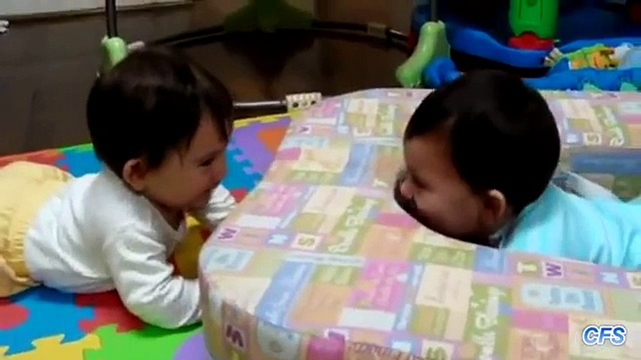 Le jeu de cache-cache. Drôle Twins jouent à cache cache