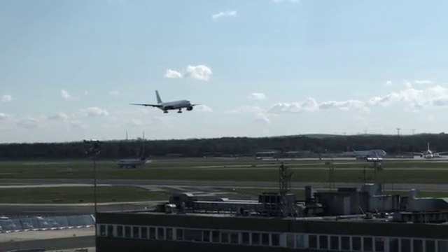 Atterrissage spectaculaire d'un Boeing 777 à Francfort