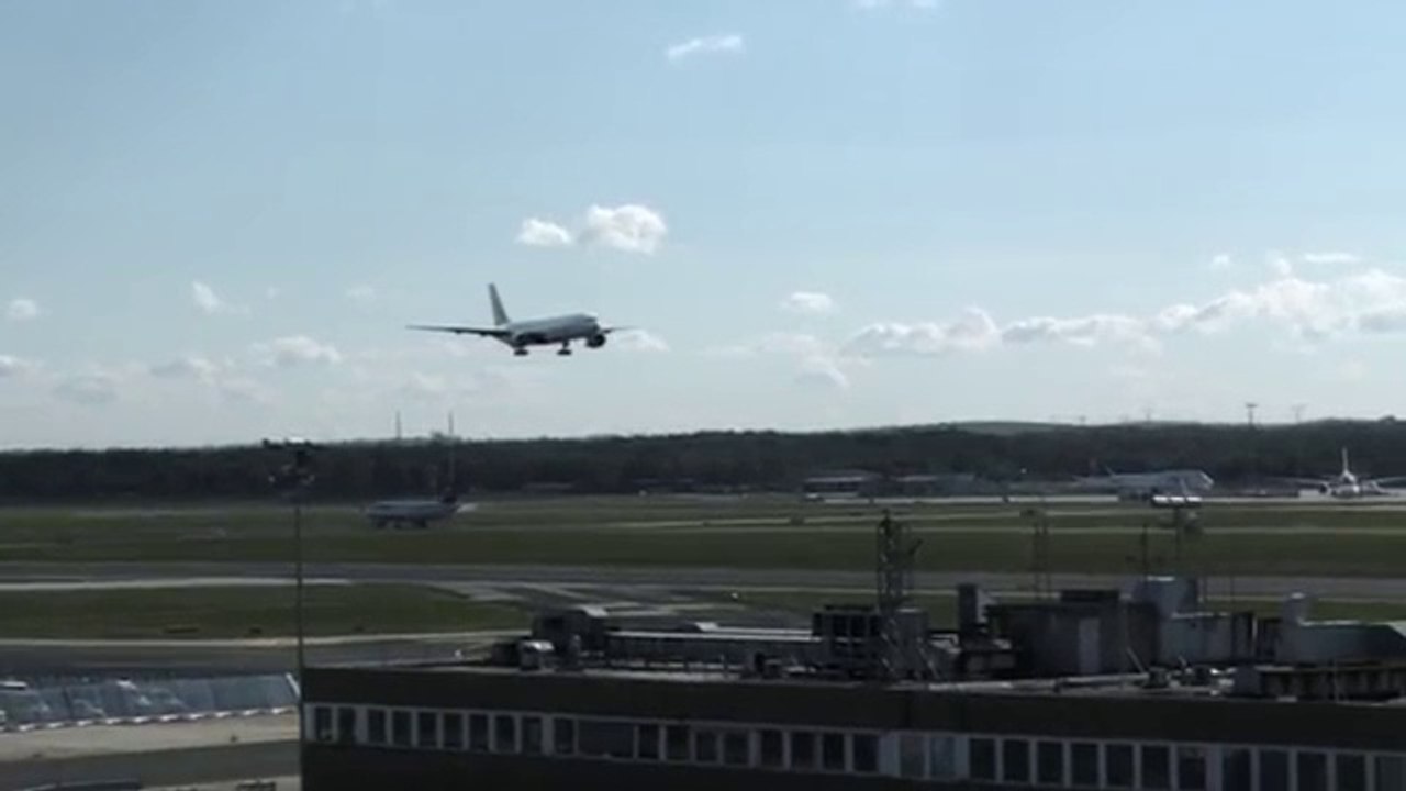 So impressive landing of a Boeing 777 at Francf...