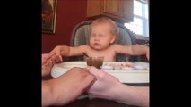 Ce bébé prie avec ses parents à table... Trop mignon