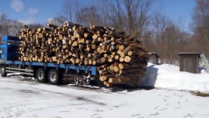 Télécharger la video: Comment décharger un camion charger de bois sans bouger le petit doigt