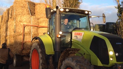 Les agriculteurs offrent leur fourrage