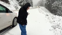 Une mamie de 101 ans s'amuse à faire des boules de neige... Moment magique