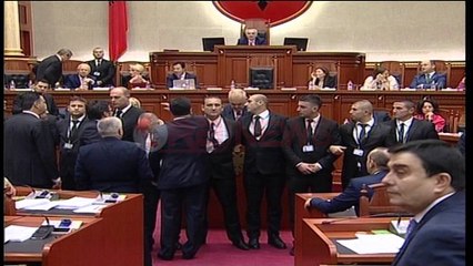 Rama akuzon opozitën: E bëtë shtetin kashtë e koqe, opozita bllokon foltoren