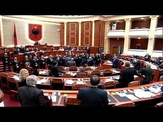 Report TV - Degjeneron fjalori në Kuvend opozita i "sulet" Ramës