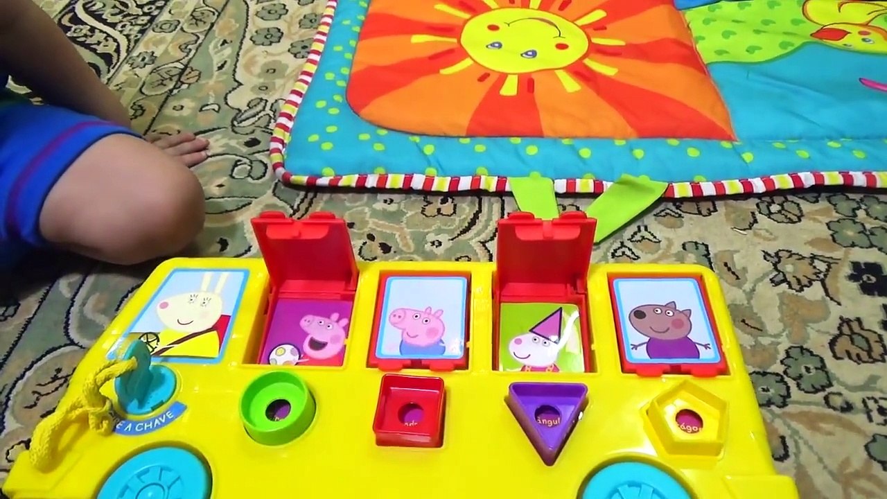 Peppa Pig e George Brincando Ônibus Pintinho Amarelinho Galinha Pintadinha Brinquedos. Em