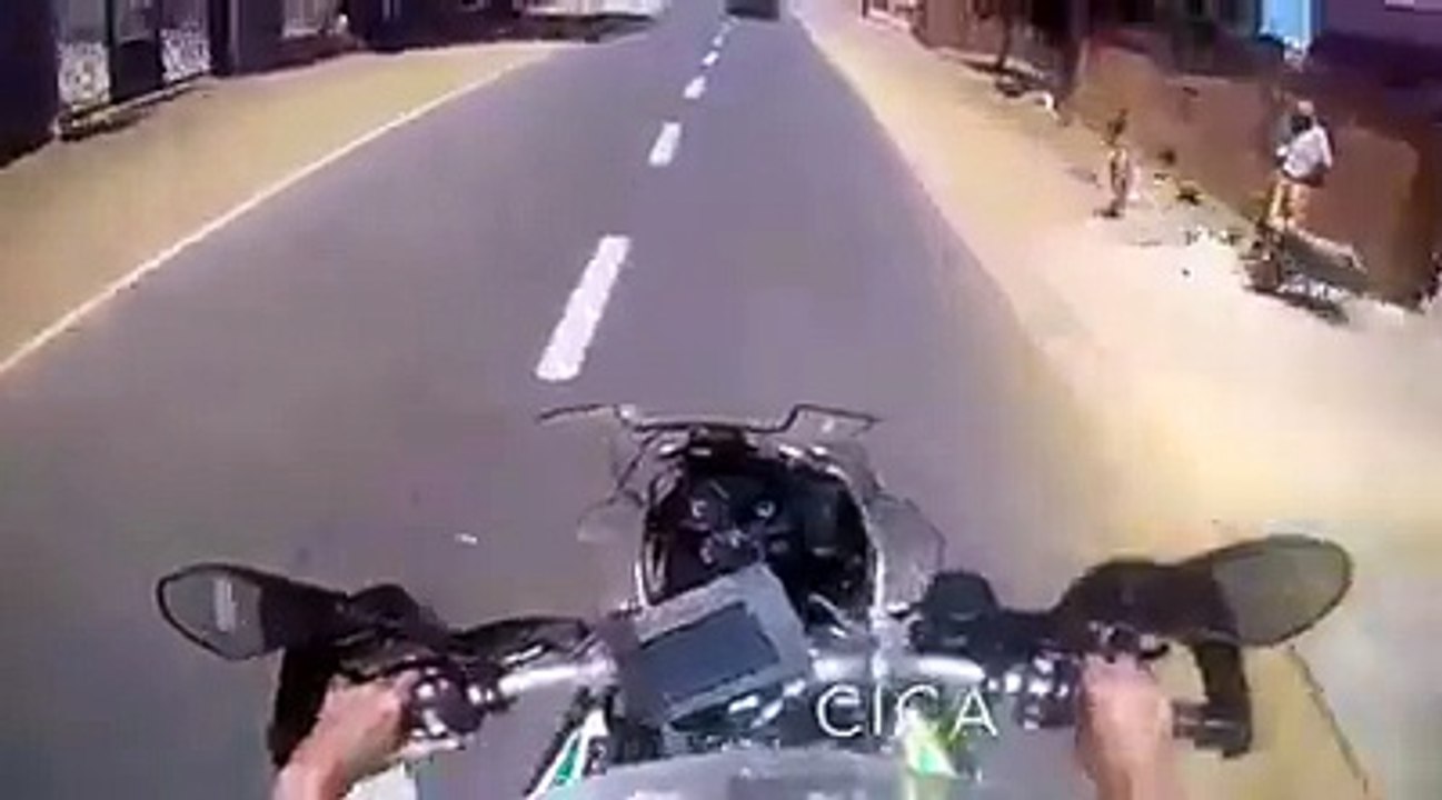 Un policier à moto vide son chargeur sur une voiture en fuite