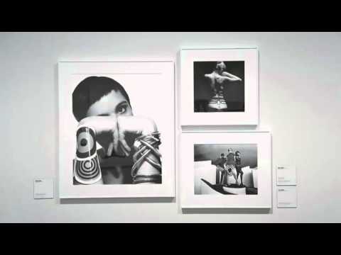 TV3 - 33 recomana - Distinció: un segle de fotografia de moda. DHUB