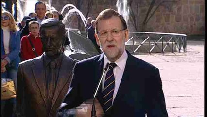 Rajoy  apela a Suárez para reclamar  unidad ante los grandes asuntos de Estado