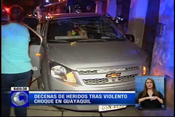 Choque entre metrovía y camioneta dejó cerca de 20 heridos
