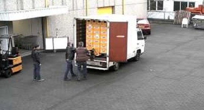 Deux abrutis déchargent des caisses de bière