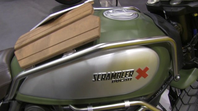 Salon moto Paris : porte-paquet Touratech en bois pour Ducati Scrambler