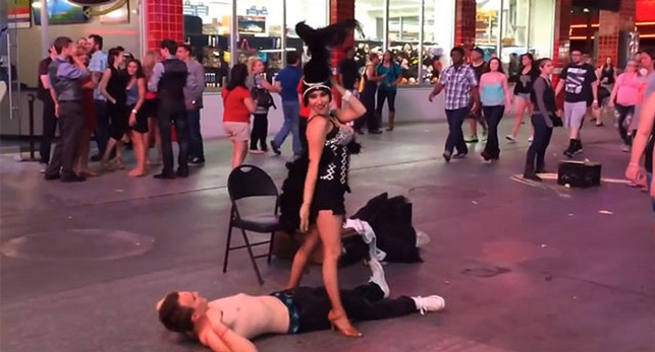 Las vegas : une danseuse de rue fait pipi sur un volontaire