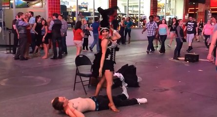 Las vegas : une danseuse de rue fait pipi sur un volontaire