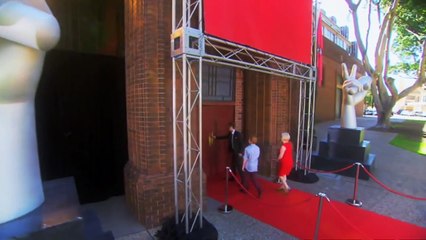 Ce juge se lève debout sur le champ lorsqu'il voit qui chante sur scène.. WOW!