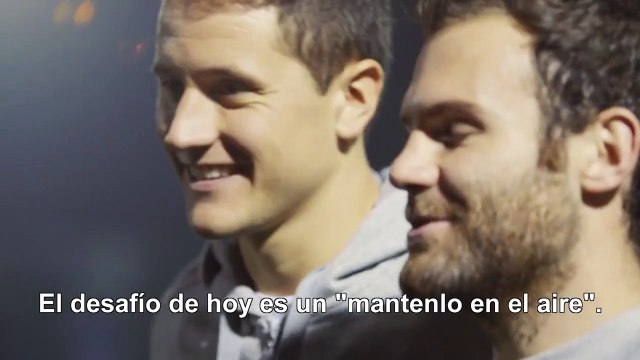 Jongler avec deux ballons pendant 30 secondes: Mata et Herrera relèvent le défi !