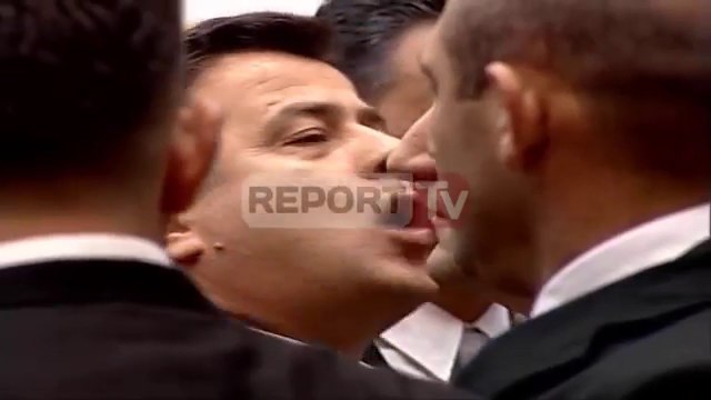 Report TV - Degjeneron fjalori në Kuvend opozita i sulet Ramës