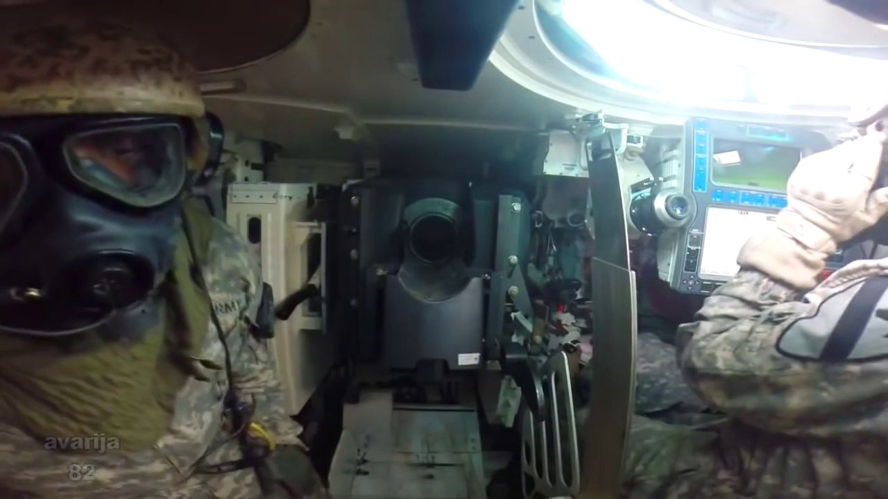 Американские танкисты танка M1 Abrams. Производят выстрелы,исключительно в противогазах.