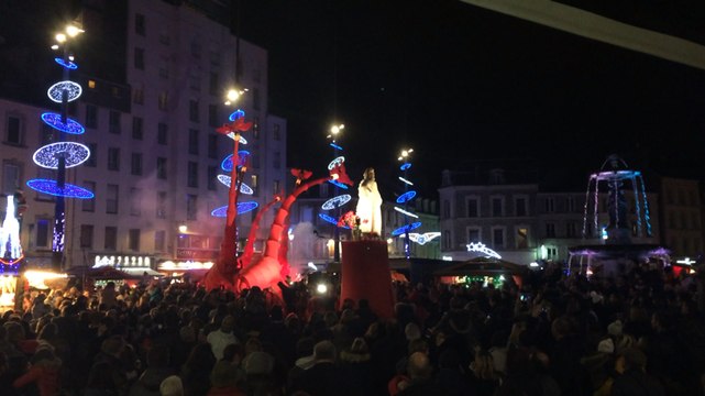 Cinq girafes dans les rues pour inaugurer les célébrations de Noël