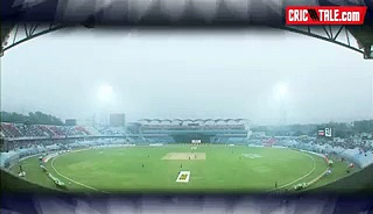 Sami takes wicket of Misbah in BPL 2015