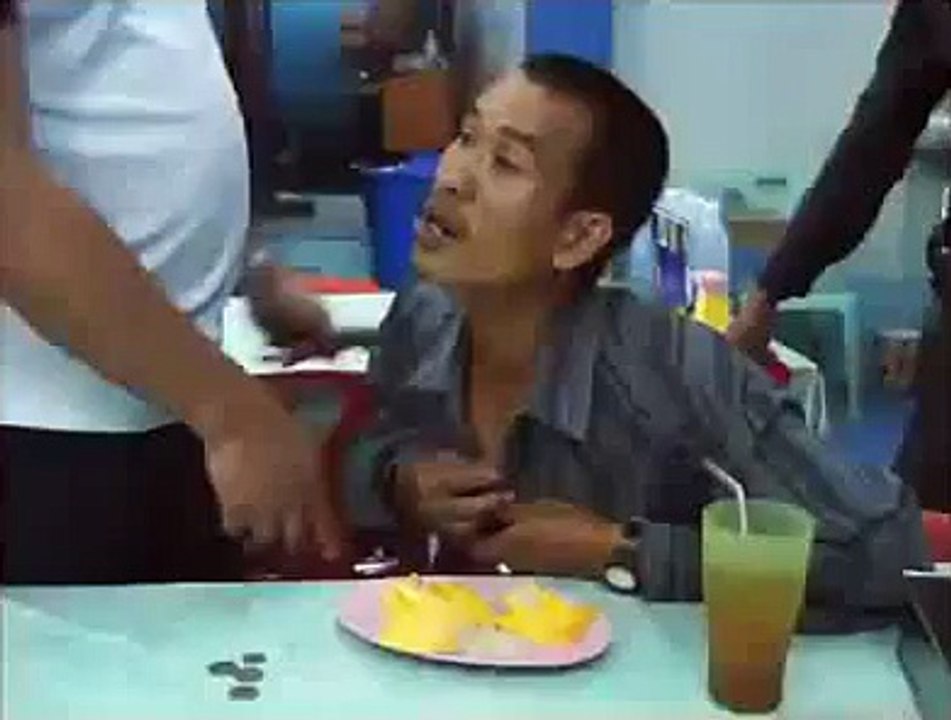 اس شرابی کی حرکتیں چیک کریں