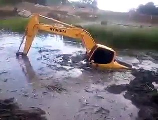 حیران کن یہ کرین دلدل میں پھنس گئ پھر نکلی کیسے دیکھیں