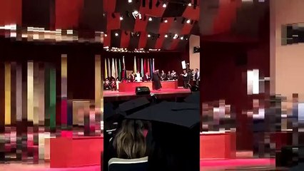 Hombre se puso una capucha al recibir medalla en acto de grado de la UCV