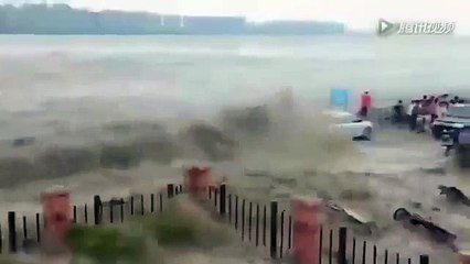 China-Tidal-Bore-Massive-Waves-Prove-to-be-a-Dangerous-Tourist-Attraction