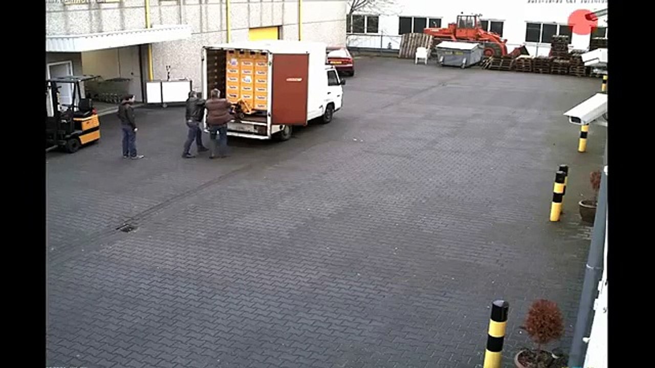 Así fue como trabajadores dejaron caer cajas de cerveza desde un camión