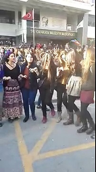 Devrimci Kadınlar halayı