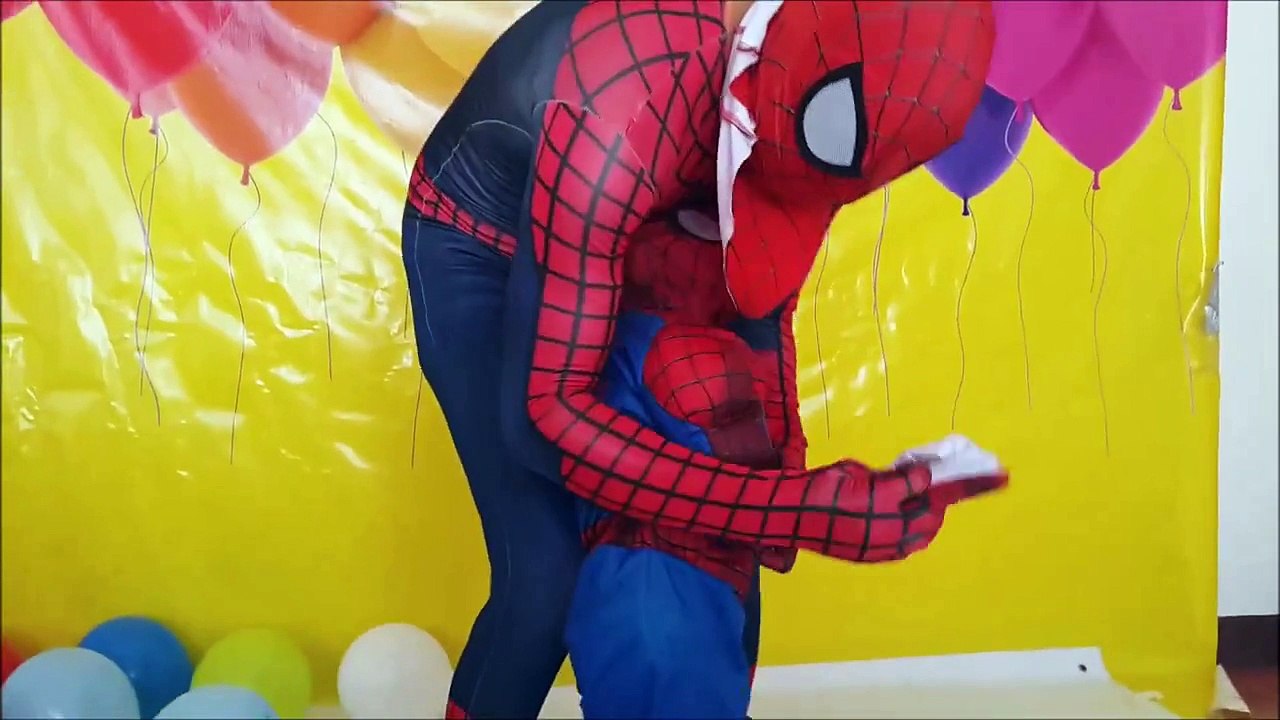 Spiderman vs Venom vs Batman vs Hulk - Superhero Battle - Death Match! Tropical Island Fig