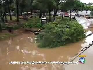 Troller na Enchente em São Paulo - Original (WMV)