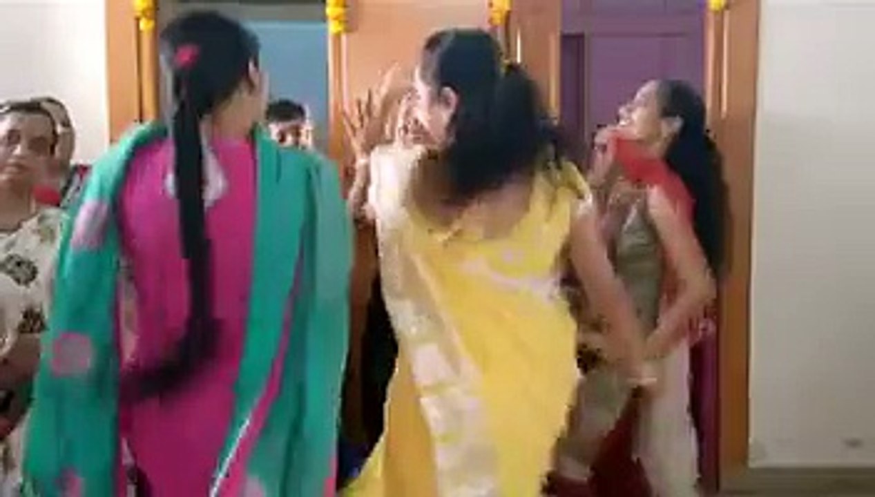 Hilarious Dance By South Lady Scare Everyone(santa Bai)