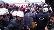 Grèce-Macédoine: des migrants passent la frontière