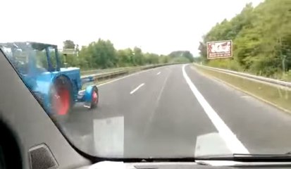 Vozio je autoputem a onda je naisao traktor