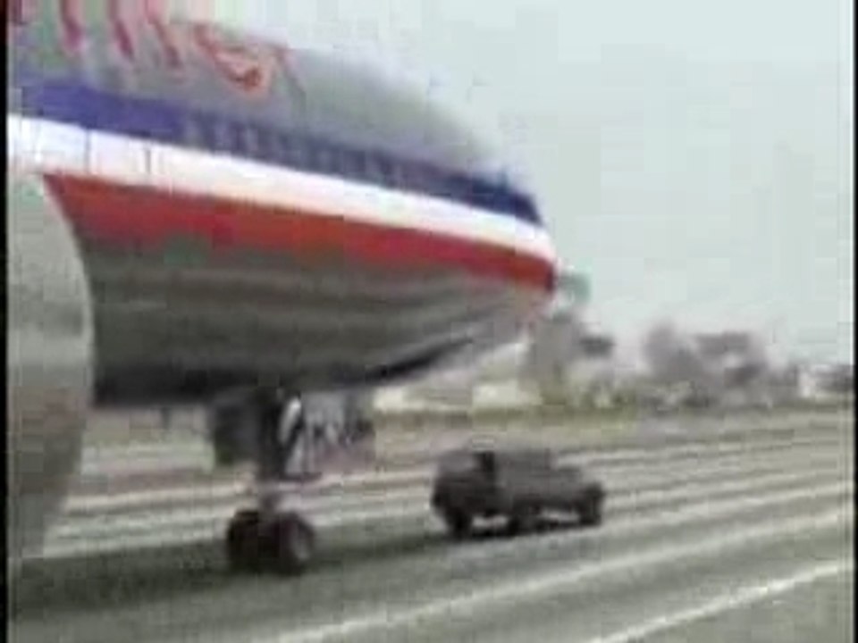 Avion + voiture sur l'autoroute...?!