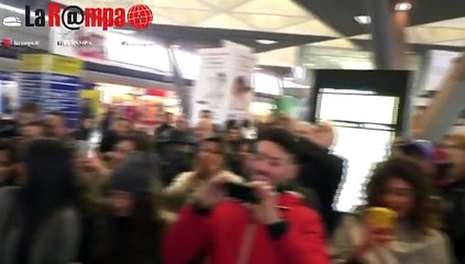 Napoli. Artisti del San Carlo intrattengono i viaggiatori... e il pubblico va in delirio sulle note di Caruso e della Traviata