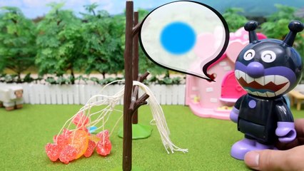 アンパンマン人形とフルーツ引き