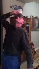 Un gars bourré fait du Yoga avec une bière sur la tête... Maitrise!!!!